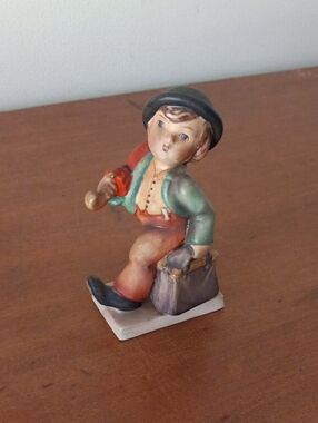 Vintage Goebel Hummel Porcelain Figurine "Merry Wanderer" #11 2/0
